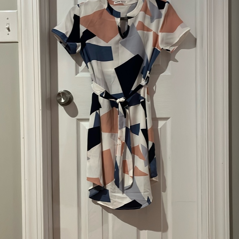 Dress with multiple shapes and a bow which is able to come out
